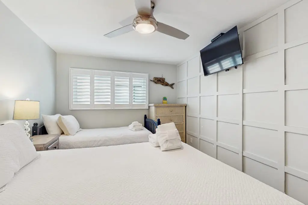Beautiful condo close to tennis/pickleball courts, beach access, golf and pool