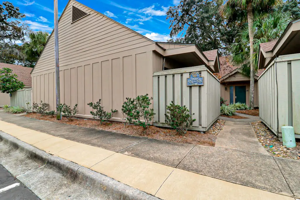 Beautiful condo close to tennis/pickleball courts, beach access, golf and pool