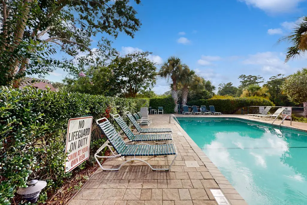 Beautiful condo close to tennis/pickleball courts, beach access, golf and pool