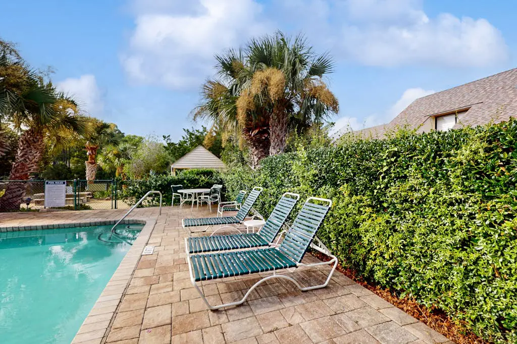 Beautiful condo close to tennis/pickleball courts, beach access, golf and pool