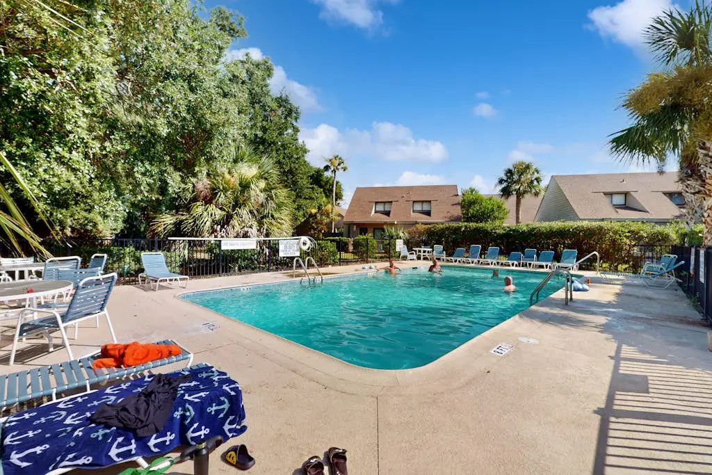 Beautiful condo close to tennis/pickleball courts, beach access, golf and pool