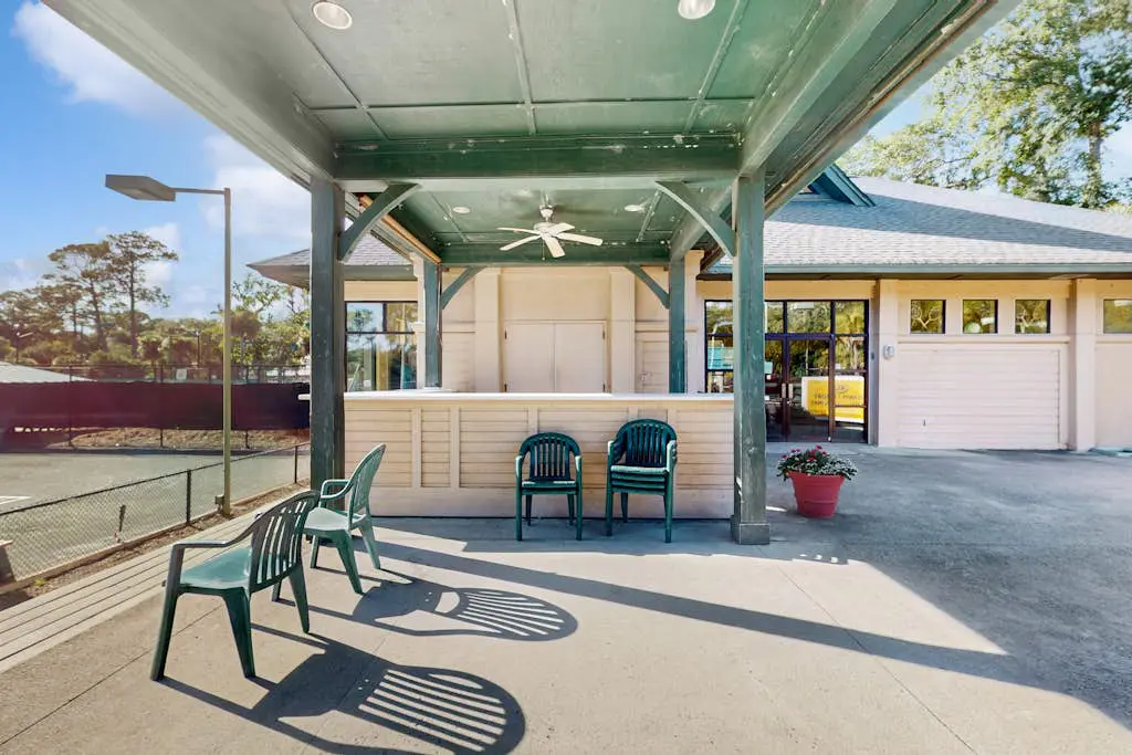 Beautiful condo close to tennis/pickleball courts, beach access, golf and pool