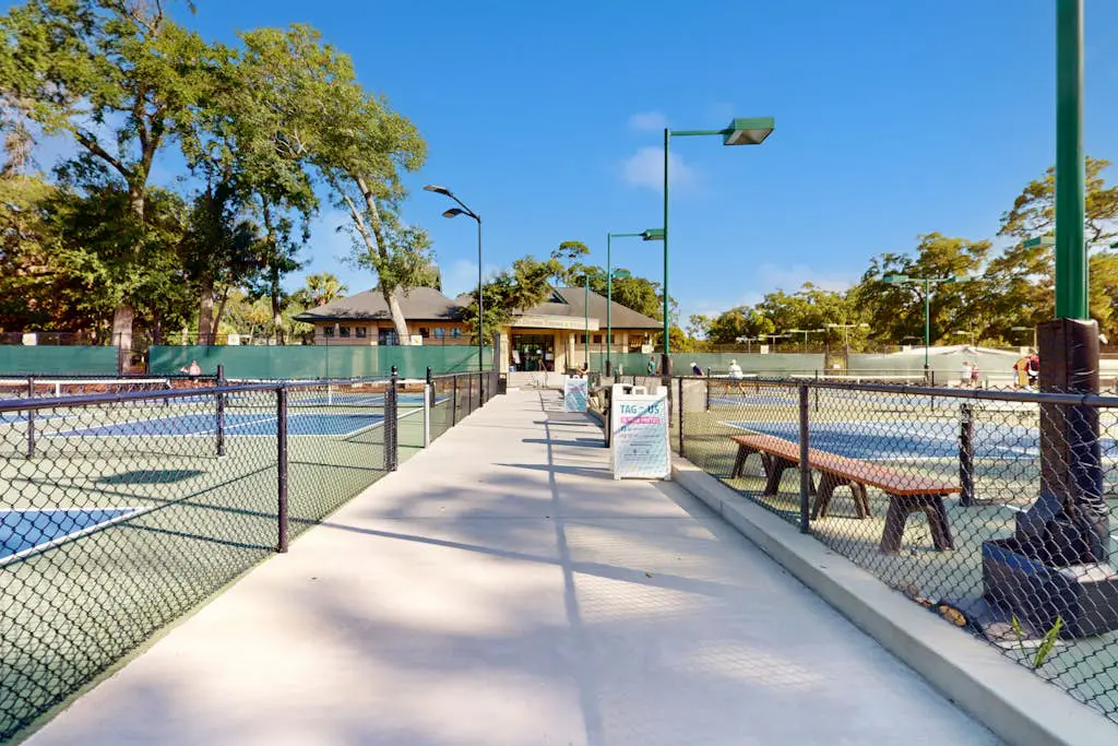 Beautiful condo close to tennis/pickleball courts, beach access, golf and pool