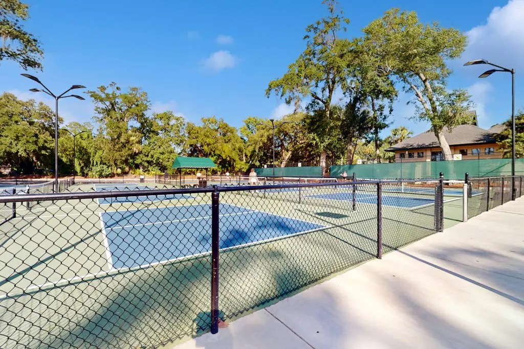 Beautiful condo close to tennis/pickleball courts, beach access, golf and pool