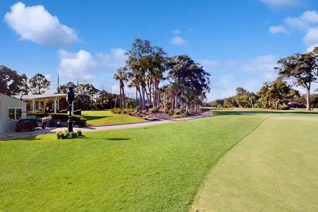 Beautiful condo close to tennis/pickleball courts, beach access, golf and pool