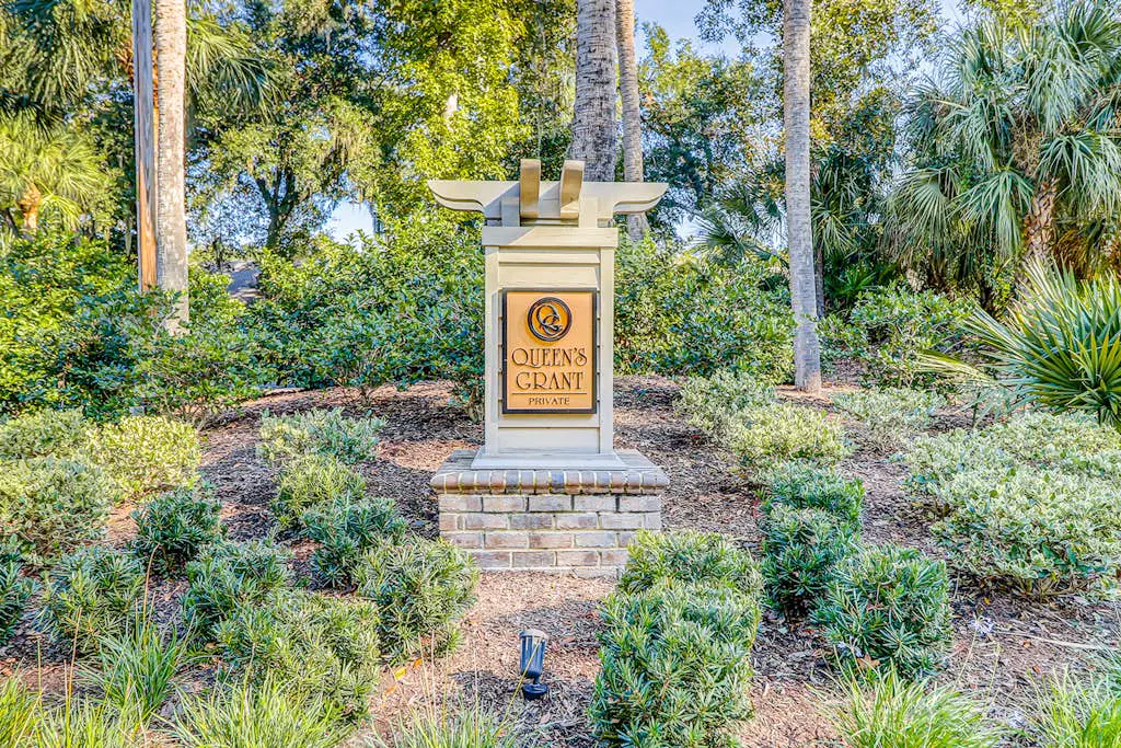 Beautiful condo close to tennis/pickleball courts, beach access, golf and pool