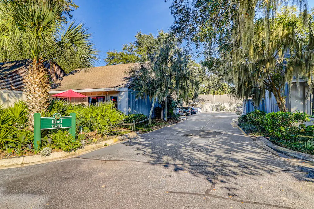 Beautiful condo close to tennis/pickleball courts, beach access, golf and pool