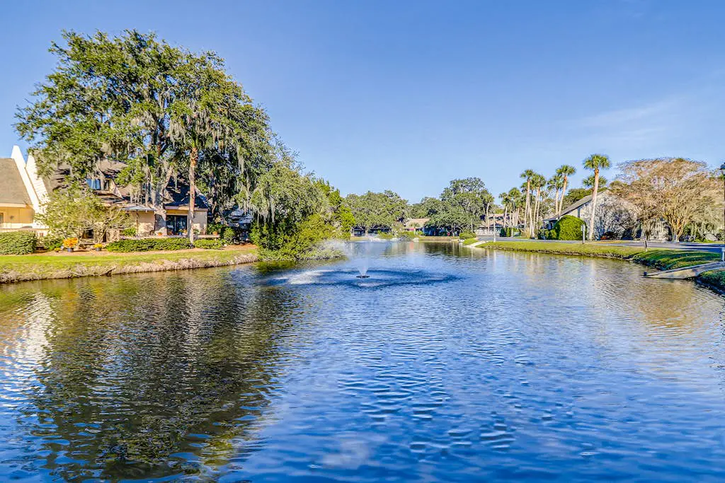 Beautiful condo close to tennis/pickleball courts, beach access, golf and pool