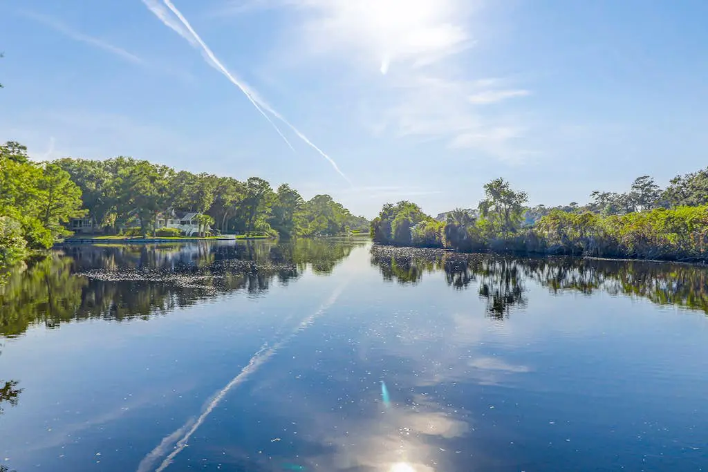 Beautiful condo close to tennis/pickleball courts, beach access, golf and pool
