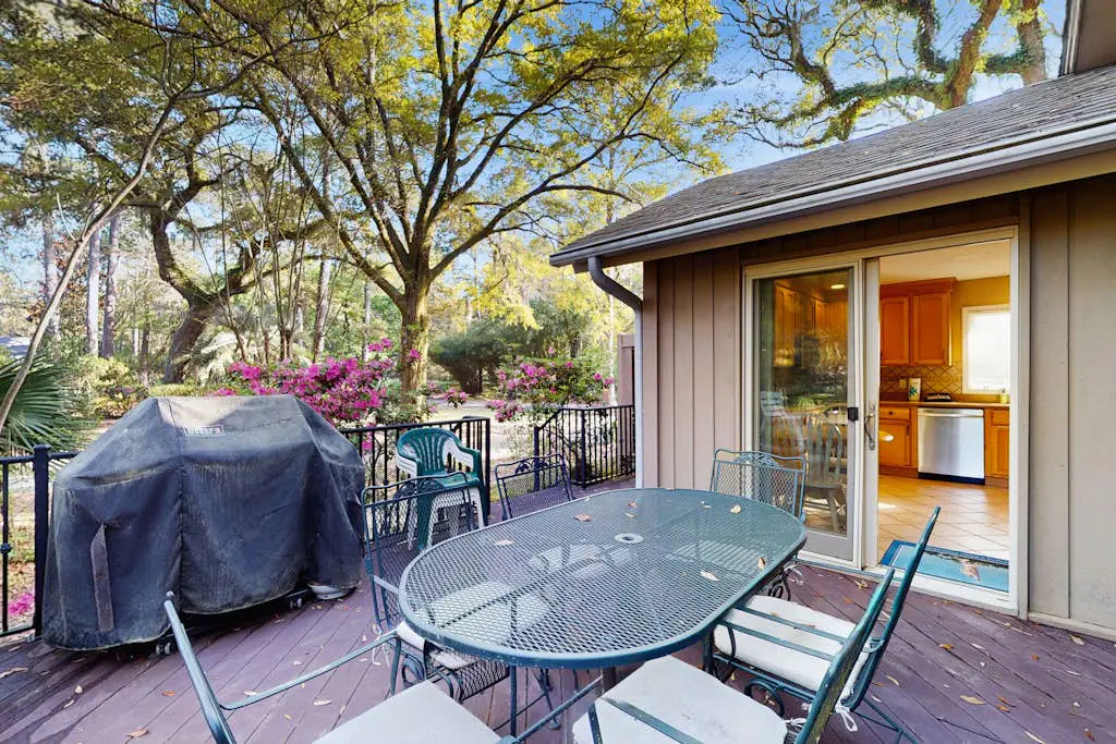 Beautifully renovated Sea Pines home with private hot tub & large outdoor space