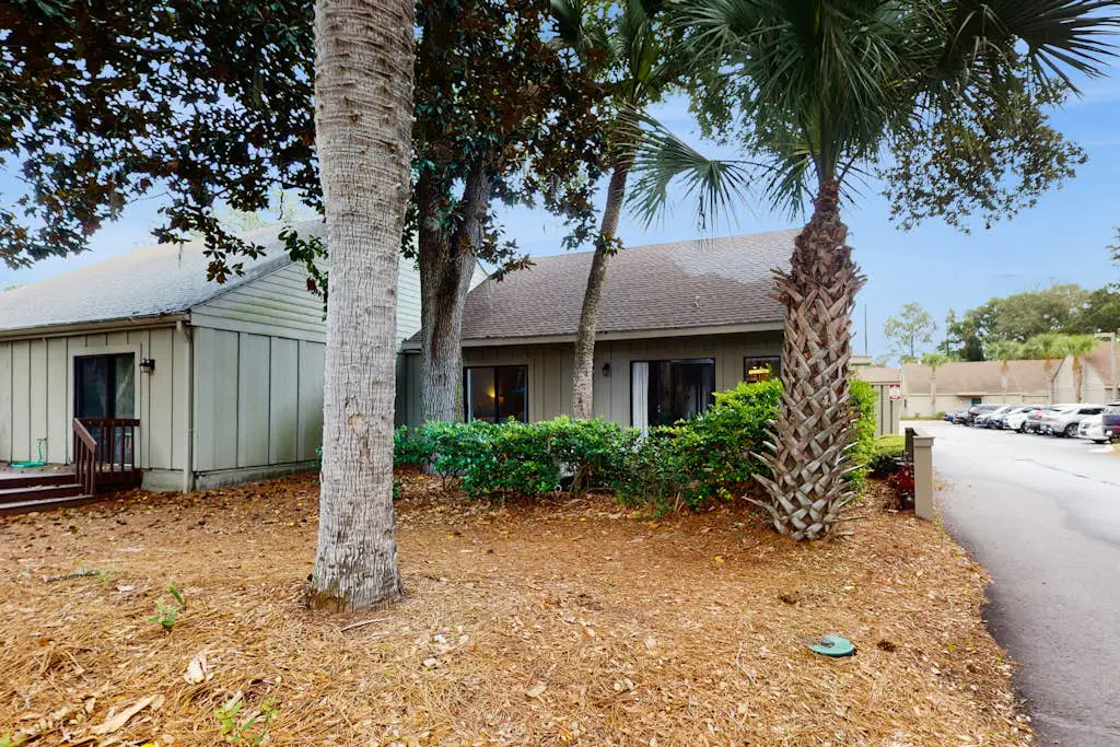 Palmetto Dunes villa with patio, shared pool, tennis & golf - dogs OK
