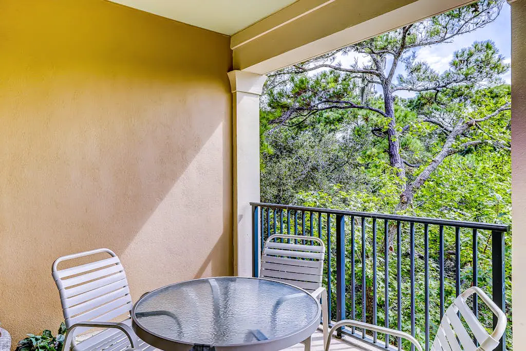 Well-appointed villa with rooftop pool & beach access - 1 block to Coligny Plaza