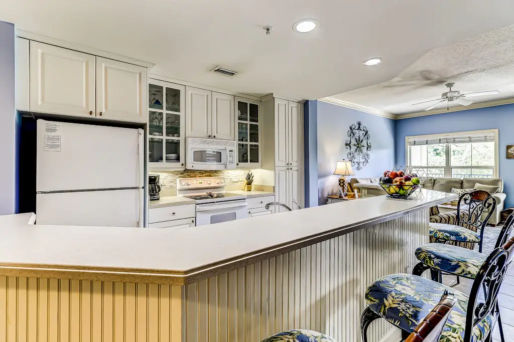Well-appointed villa with rooftop pool & beach access - 1 block to Coligny Plaza