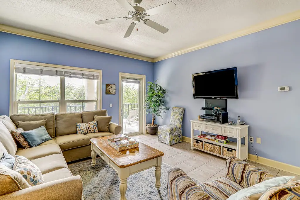 Well-appointed villa with rooftop pool & beach access - 1 block to Coligny Plaza