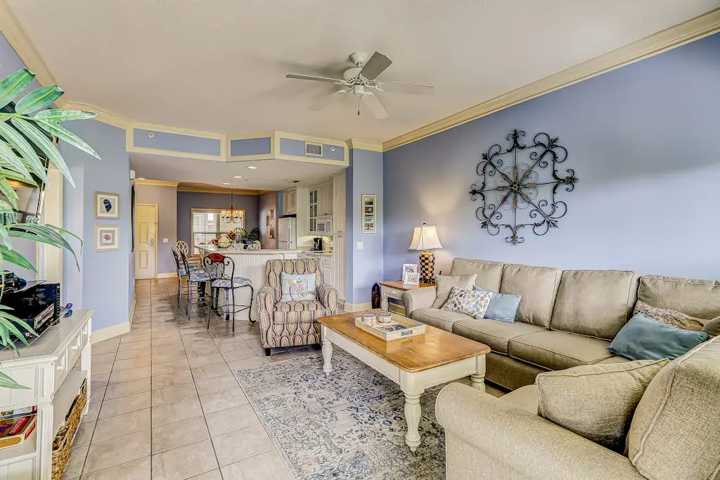 Well-appointed villa with rooftop pool & beach access - 1 block to Coligny Plaza