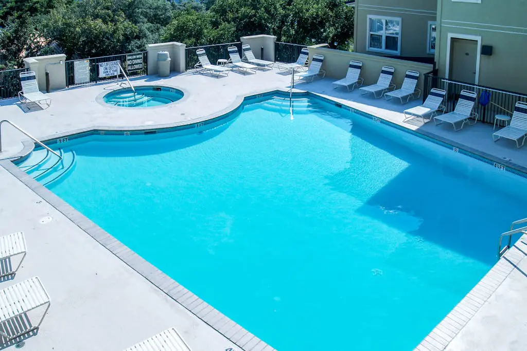 Well-appointed villa with rooftop pool & beach access - 1 block to Coligny Plaza
