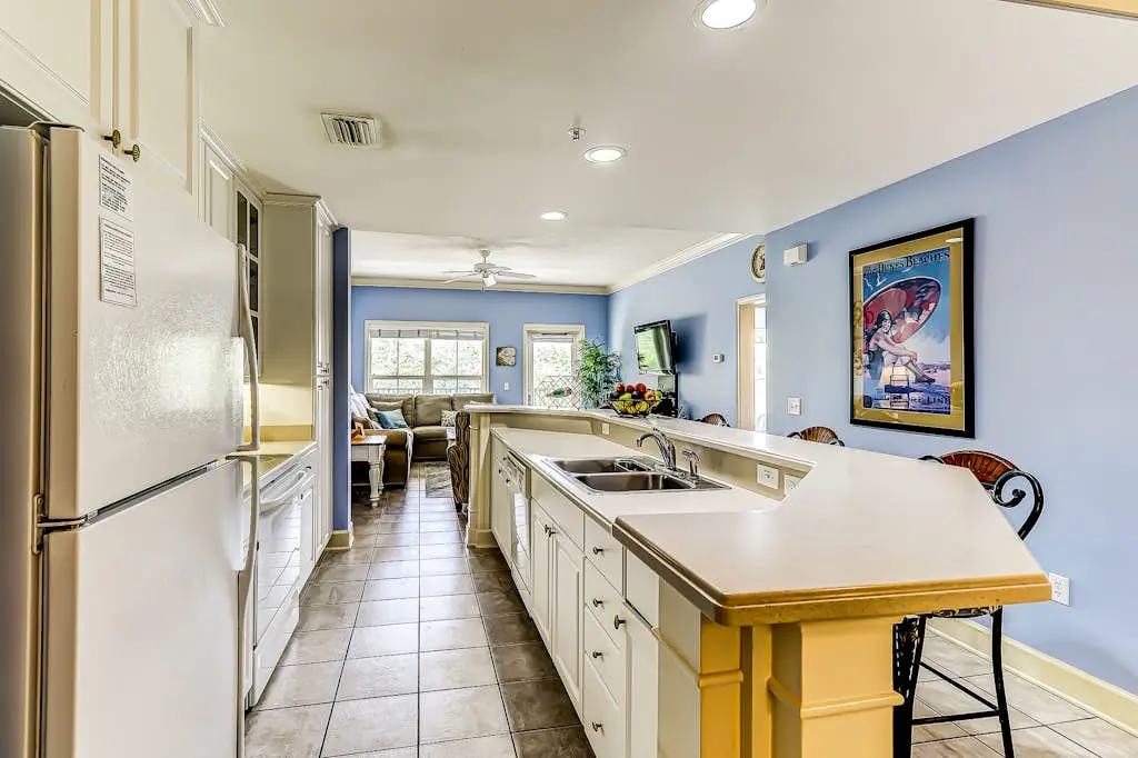Well-appointed villa with rooftop pool & beach access - 1 block to Coligny Plaza
