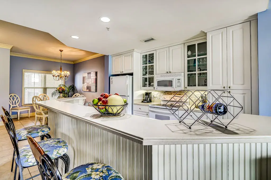 Well-appointed villa with rooftop pool & beach access - 1 block to Coligny Plaza