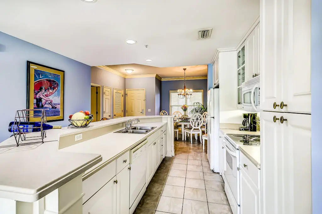 Well-appointed villa with rooftop pool & beach access - 1 block to Coligny Plaza