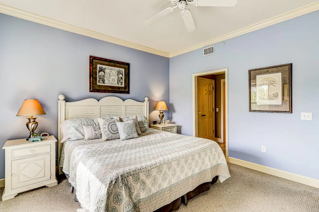 Well-appointed villa with rooftop pool & beach access - 1 block to Coligny Plaza