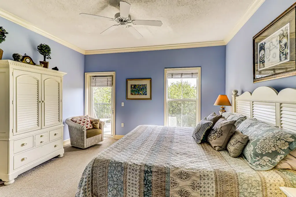 Well-appointed villa with rooftop pool & beach access - 1 block to Coligny Plaza