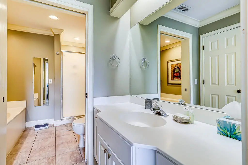 Well-appointed villa with rooftop pool & beach access - 1 block to Coligny Plaza