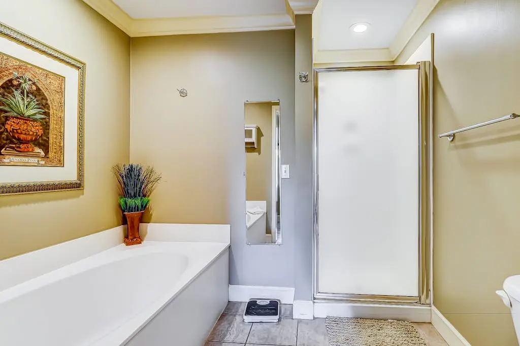 Well-appointed villa with rooftop pool & beach access - 1 block to Coligny Plaza