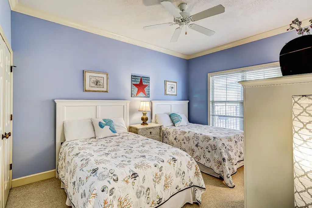 Well-appointed villa with rooftop pool & beach access - 1 block to Coligny Plaza