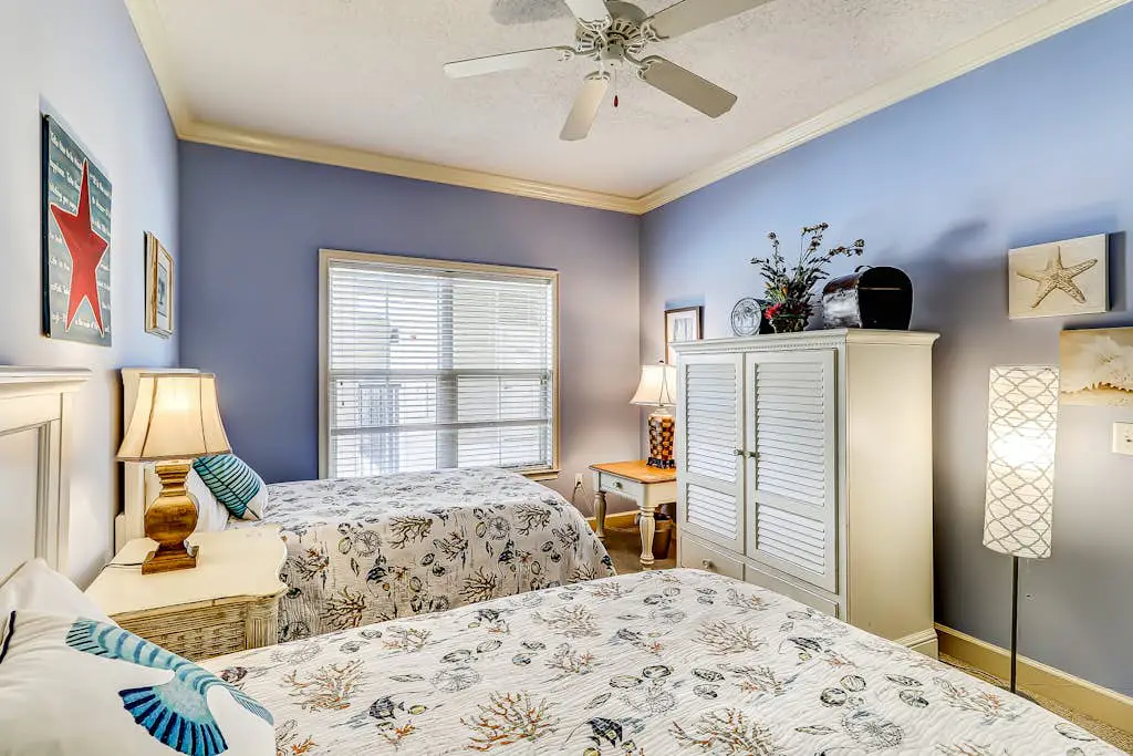 Well-appointed villa with rooftop pool & beach access - 1 block to Coligny Plaza