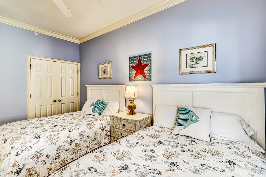 Well-appointed villa with rooftop pool & beach access - 1 block to Coligny Plaza