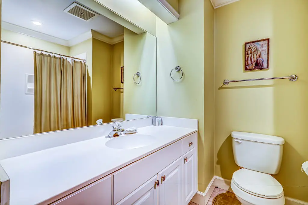 Well-appointed villa with rooftop pool & beach access - 1 block to Coligny Plaza