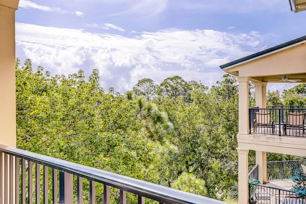 Well-appointed villa with rooftop pool & beach access - 1 block to Coligny Plaza