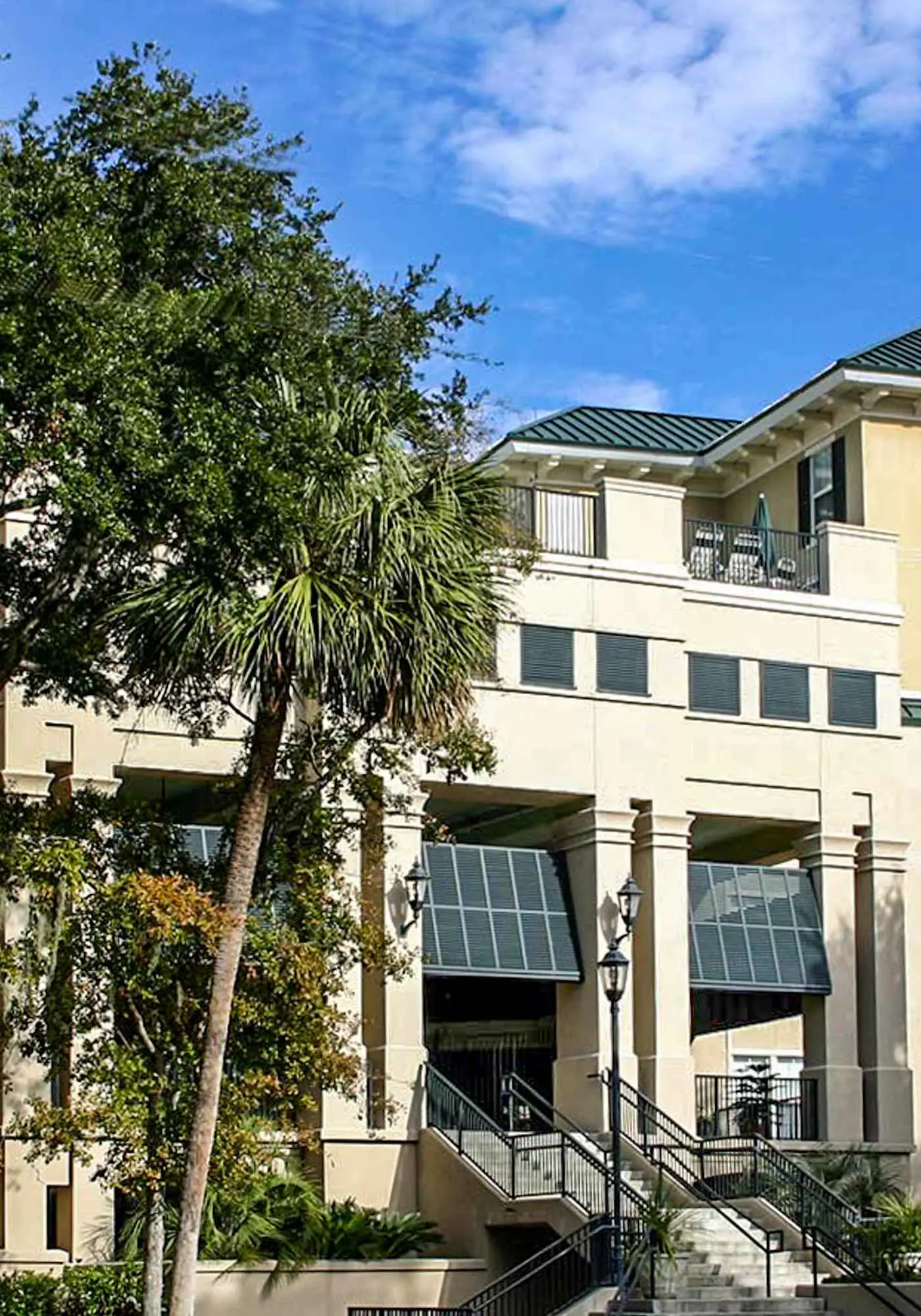 Well-appointed villa with rooftop pool & beach access - 1 block to Coligny Plaza