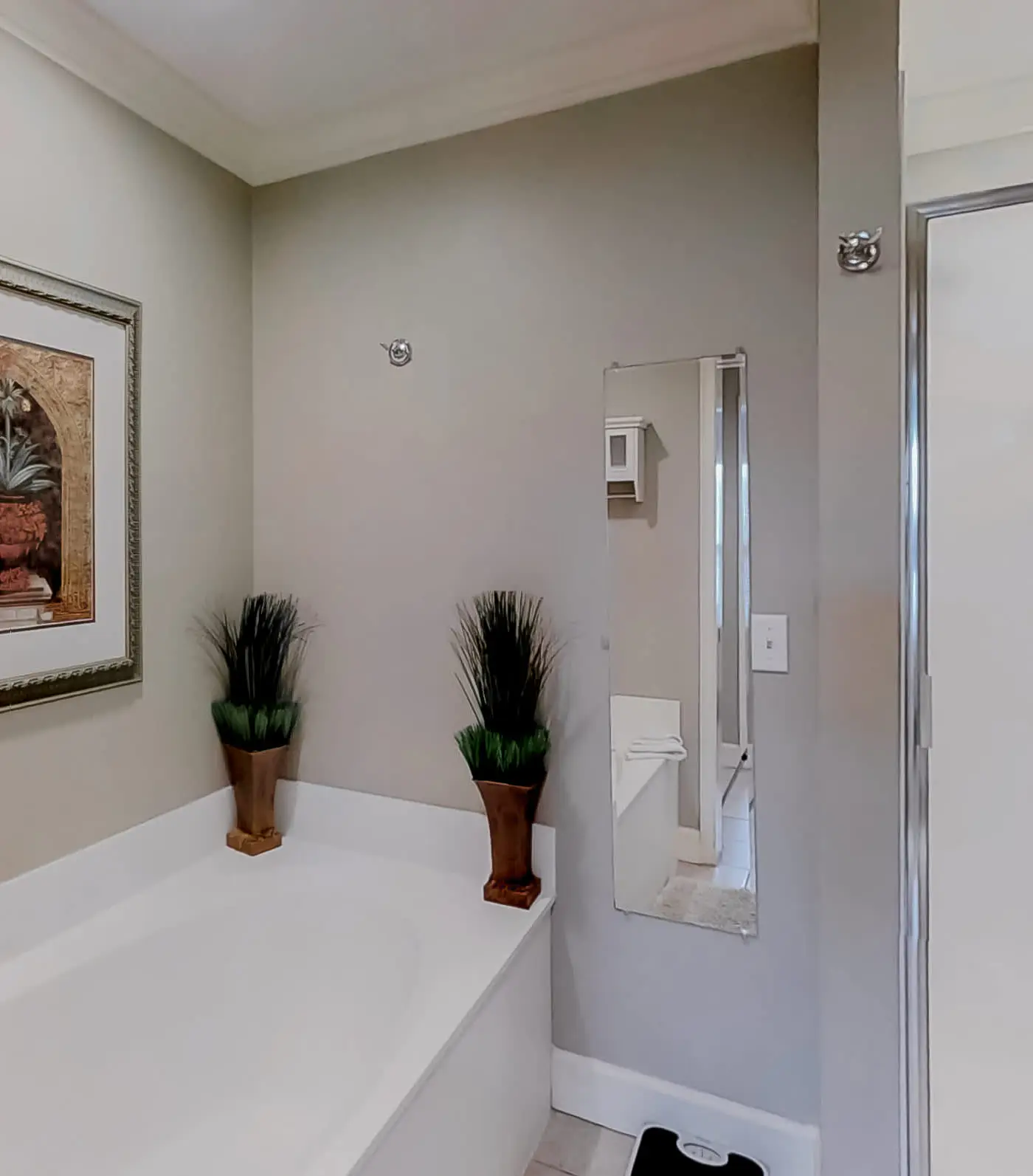 Well-appointed villa with rooftop pool & beach access - 1 block to Coligny Plaza