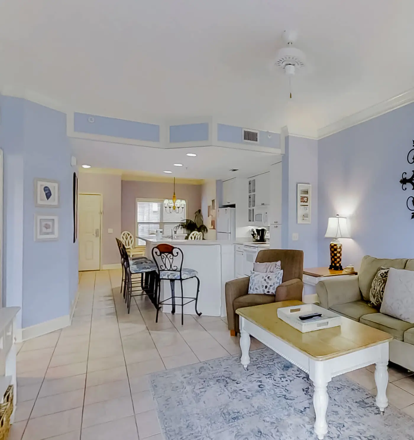 Well-appointed villa with rooftop pool & beach access - 1 block to Coligny Plaza