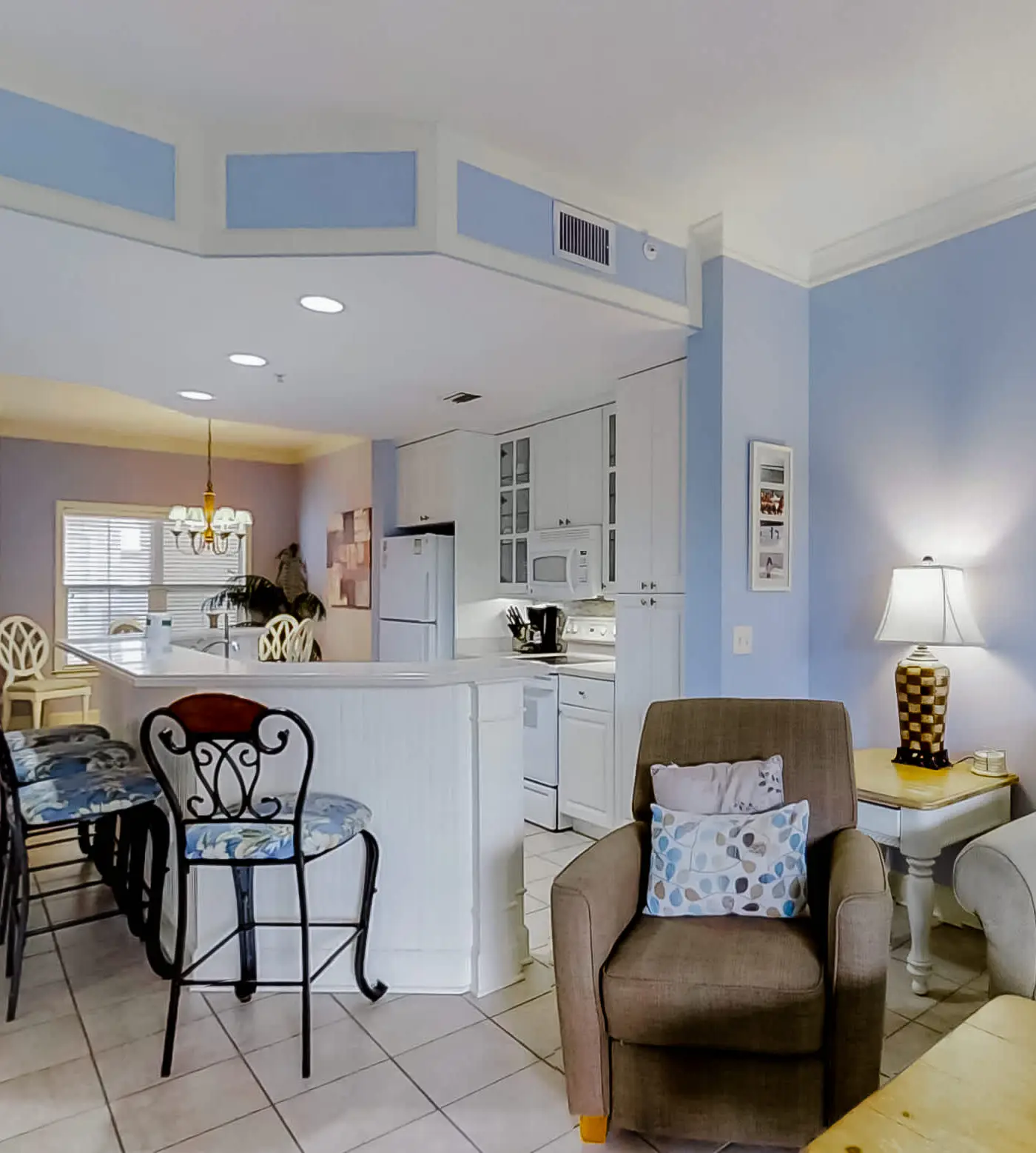 Well-appointed villa with rooftop pool & beach access - 1 block to Coligny Plaza