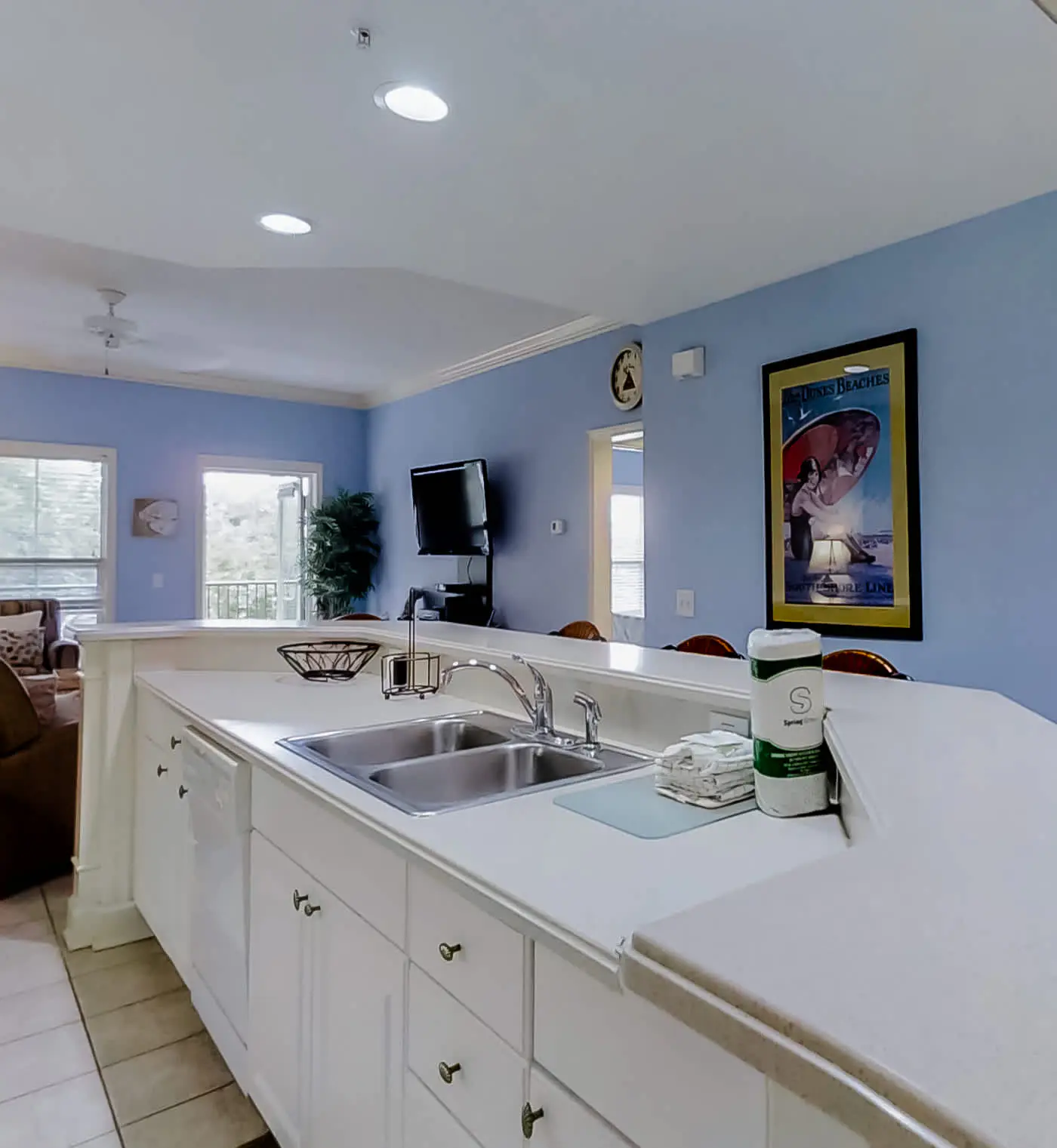 Well-appointed villa with rooftop pool & beach access - 1 block to Coligny Plaza