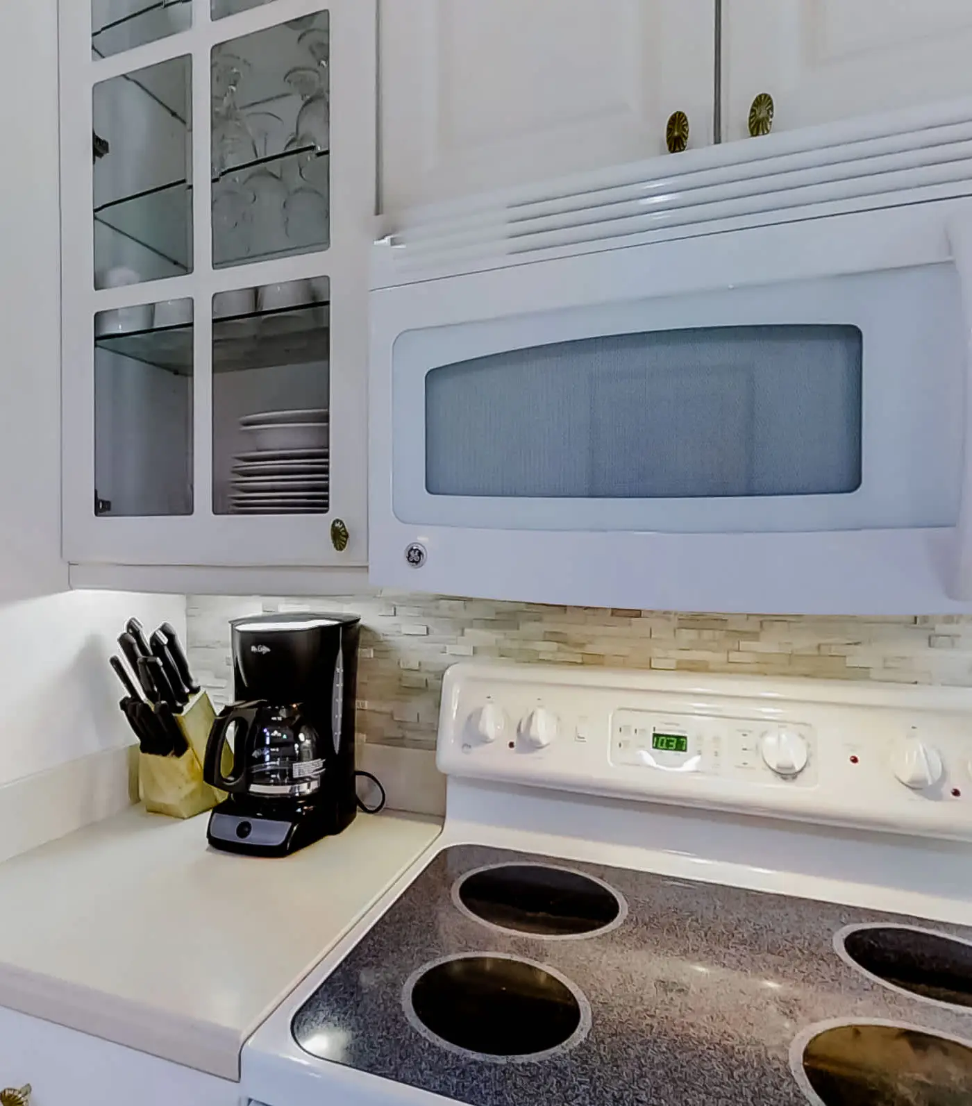 Well-appointed villa with rooftop pool & beach access - 1 block to Coligny Plaza