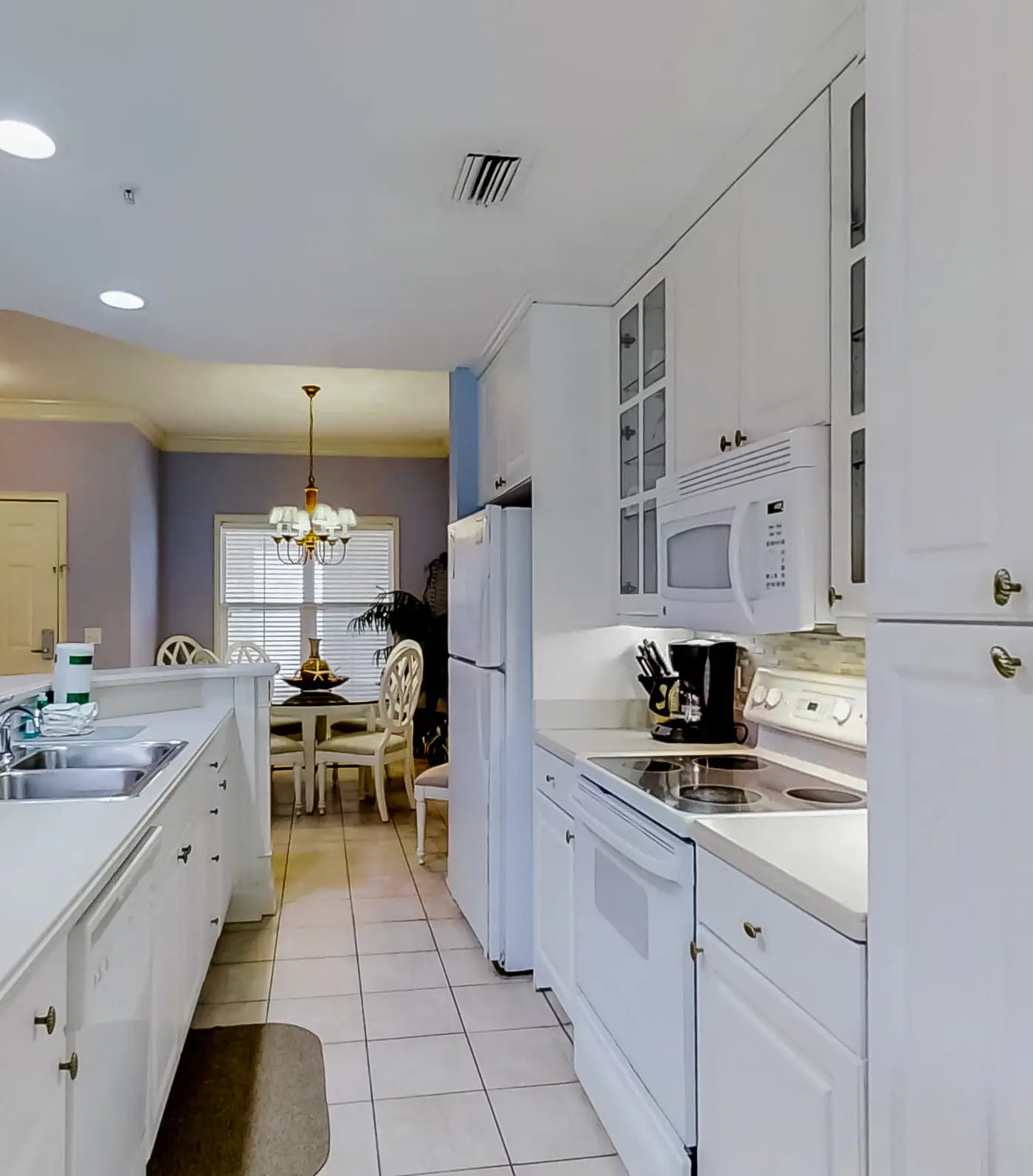 Well-appointed villa with rooftop pool & beach access - 1 block to Coligny Plaza