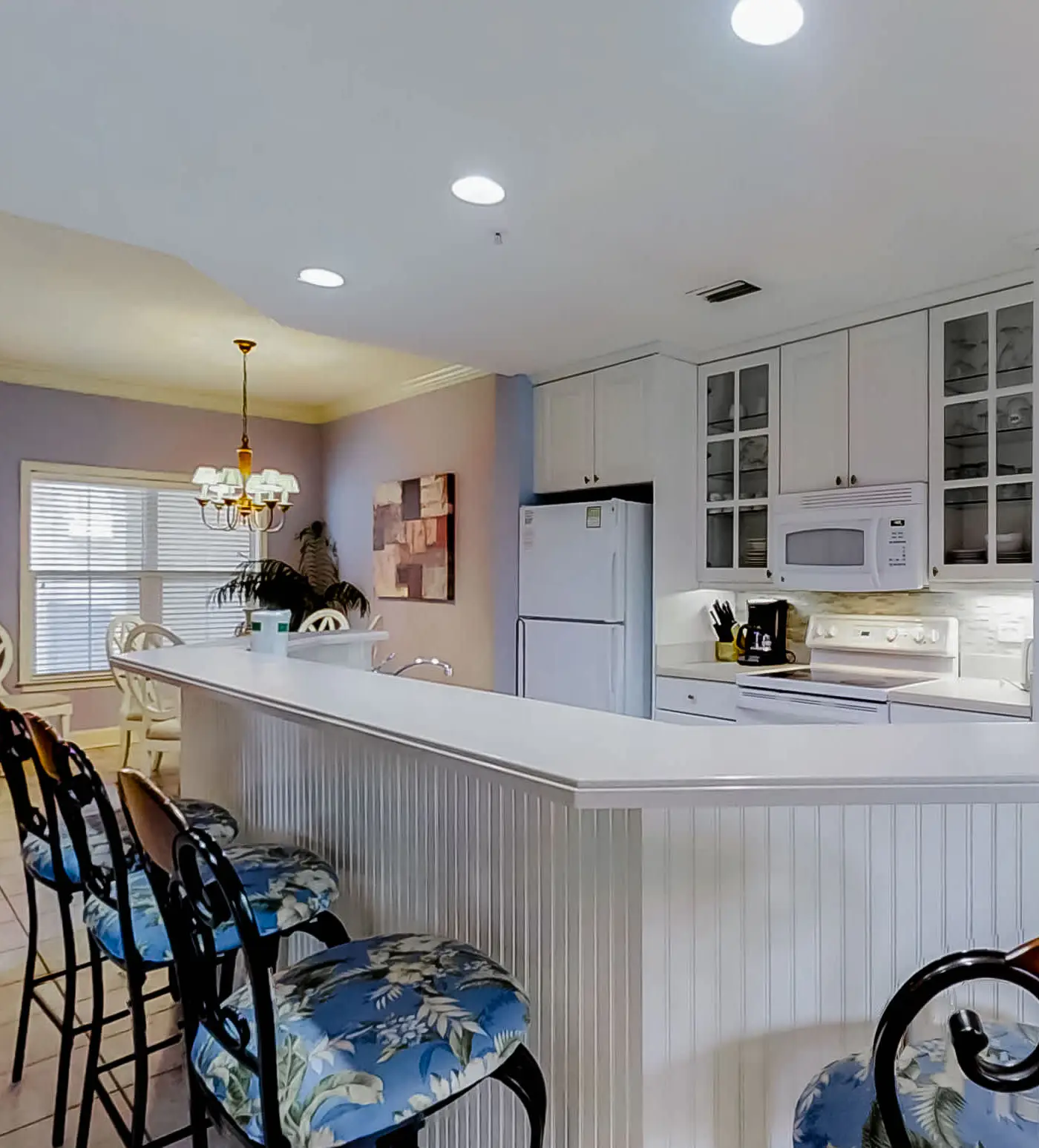 Well-appointed villa with rooftop pool & beach access - 1 block to Coligny Plaza