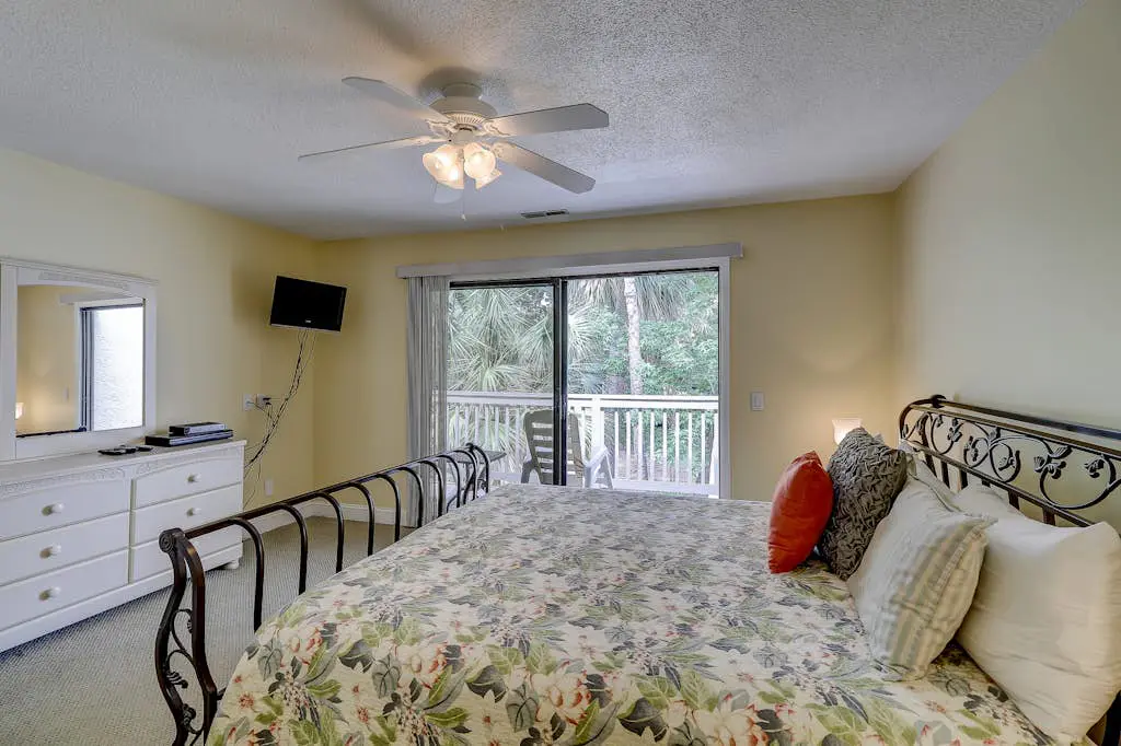 Beautifully remodeled villa w/ WiFi, inviting porch & balconies - walk to beach