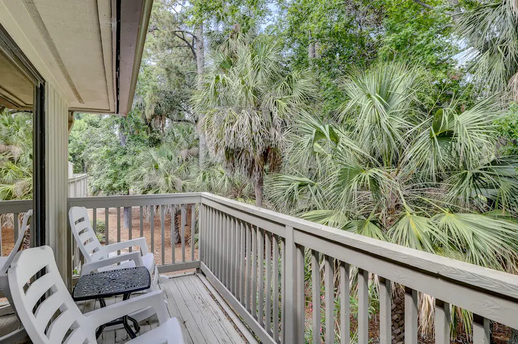 Beautifully remodeled villa w/ WiFi, inviting porch & balconies - walk to beach