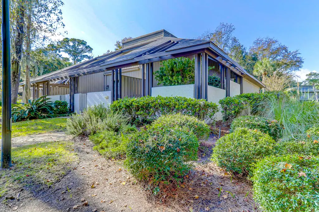 Beautifully remodeled villa w/ WiFi, inviting porch & balconies - walk to beach
