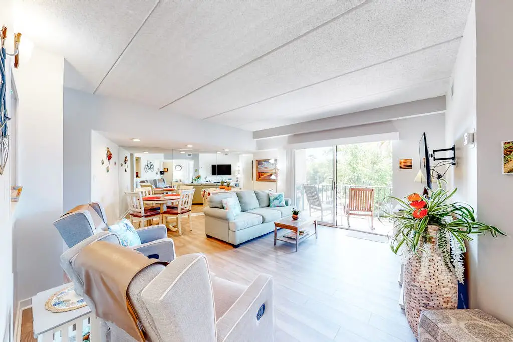 Beautifully remodeled villa near the beach with tennis, pickleball, & pool