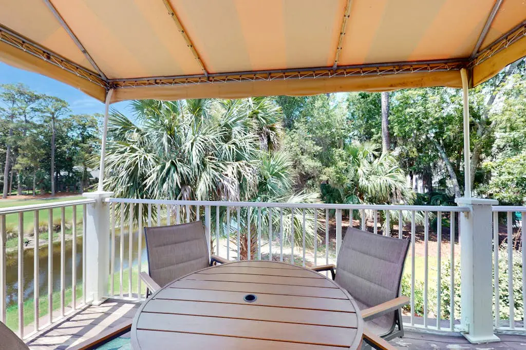 Stunningly remodeled villa with shared pool and golf on-site