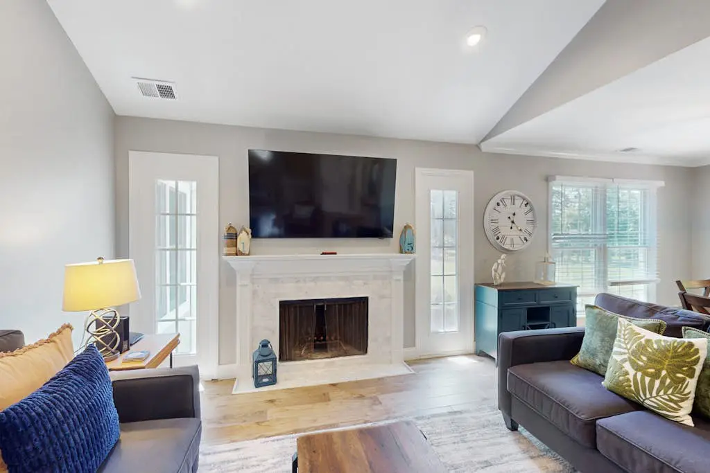 Stunningly remodeled villa with shared pool and golf on-site