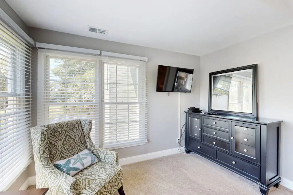Stunningly remodeled villa with shared pool and golf on-site
