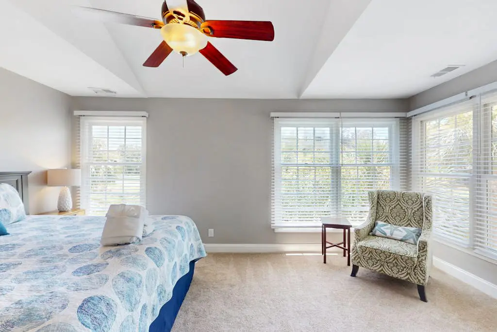 Stunningly remodeled villa with shared pool and golf on-site