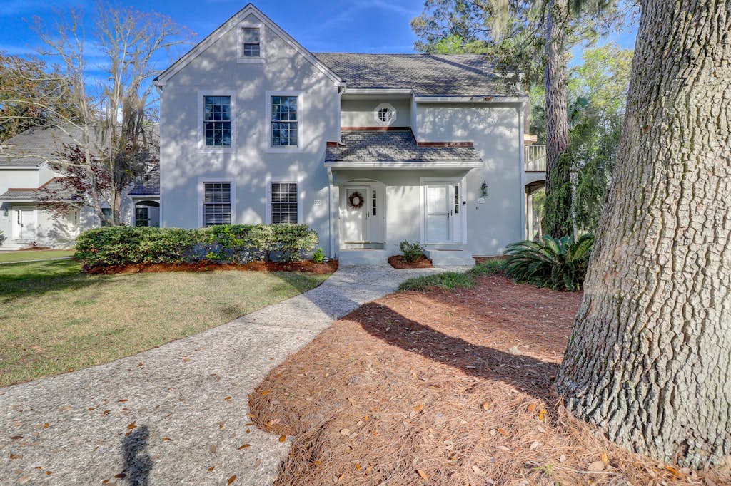 Incredible villa with pool and tennis access, central AC, and on-site golf