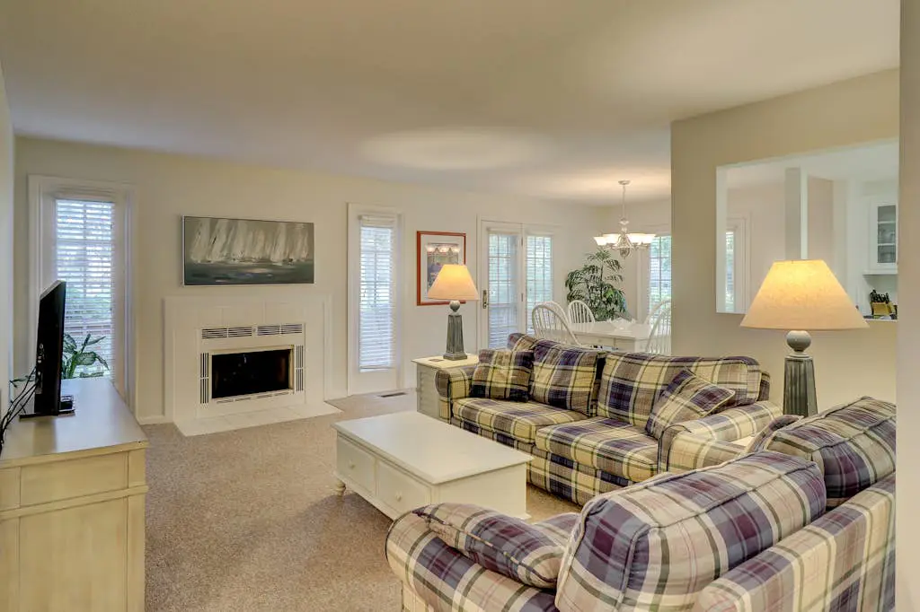 Incredible villa with pool and tennis access, central AC, and on-site golf